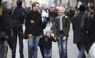 Les couples gays et lesbiens ont théoriquement les mêmes droits d'adopter que les couples hétéros. Mais les discriminations persistes.