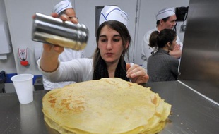 Une stagiaire de l'école des maîtres-crêpiers de Rennes, en cuisine, le 17 janvier 2014