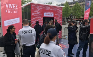 Le stand d'expérience immersive proposé par la police nationale sur la place de la République le 10 mai 2019.