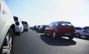 Des voitures ralenties sur l'autoroute A9. Illustration.