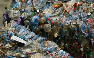 L'objectifs national et européens et d'atteindre 90% de collecte pour le recyclage des bouteilles en plastique et 30% d'intégration de matière recyclée.