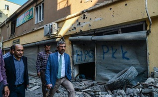 Des hommes marchent dans Diyarbakir, au sud-est de la Turquie, le 5 octobre 2015 après des violences entre les forces de l'ordre et les rebelles kurdes