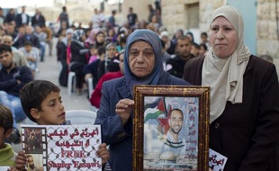 Un Palestinien détenu en Israël, en grève de la faim par intermittence depuis août 2012, a accepté de cesser son mouvement de protestation en échange d'une promesse de libération, a indiqué son avocat à l'AFP dans la nuit de lundi à mardi.