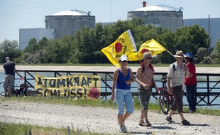Manifestation anti-nucléaire devant la centrale de Fessenheim, le 26 juin 2011.