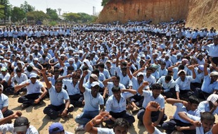 Des employés de Toyota, rassemblés à Bangalore, en Inde, le 20 mars 2014