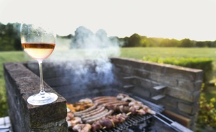 Le barbecue, élément indispensable de l'été. Et si on changeait un peu sa recette ?