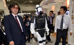 Des chercheurs japonais ont présenté jeudi un exosquelette qui permettrait de pouvoir travailler dans des zones hautement irradiées sans souffrir du poids des équipements, comme à la centrale accidentée de Fukushima.