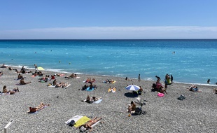 Plage de la Promenade des Anglais à Nice, la distanciation sociale est respectée entre chaque groupe.