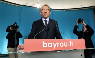 En annonçant jeudi qu'il voterait François Hollande au second tour de la présidentielle au nom de ses valeurs, François Bayrou a fait un choix historique qui rompt avec des décennies d'alliance entre le centre et la droite, avec des conséquences imprévisibles sur l'échiquier politique