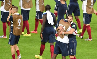 Les Bleus se félicitent après leur victoire contre le Honduras, le 15 juin 2014.
