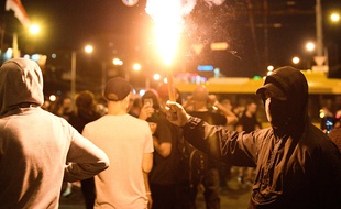 Un manifestant à Minsk en Biélorussie après l'élection présidentielle, le 10 août 2020.