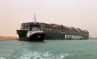 Le navire Ever Given, bloqué en travers du Canal de Suez, le 24 mars 2021.
