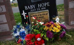 Pierre tombale de «Baby Hope» aux Etats-Unis