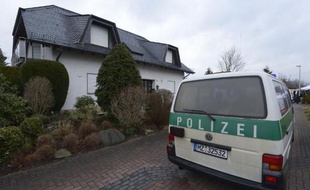 Un véhicule de police stationne devant la maison familiale du copilote Andreas Lupitz, le 27 mars 2015, à Montabaur, dans le sud-ouest de l'Allemagne