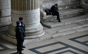 Un officier de police devant la salle où se tient le procès de Medhi Nemmouche, le 7 mars 2019.