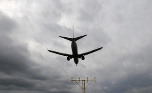 Un Boeing 737 atterrit le 24 mai 2011 à l'aéroport d'Arlanda, dans le nord de Stockholm en Suède.