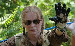 L'actrice et activiste américaine Mia Farrow a affiché mardi lors d'une visite en Equateur sa "colère" contre le pétrolier Chevron, en litige avec les autorités en raison d'une amende record pour pollution.