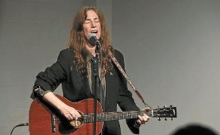 Banga est le onzième album studio de Patti Smith.