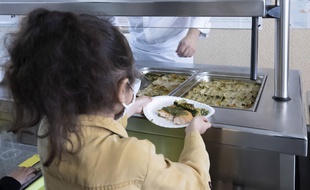 Dans une cantine d'école dans les Alpes-Maritimes.