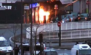 Capture d'écran à partir de la télévision lors de l'offensive de la police le 9 janvier 2015 contre un hypermarché casher à la porte de Vincennes