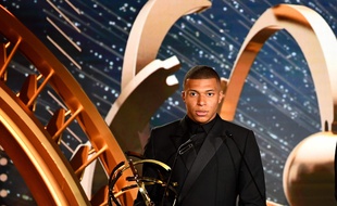 Kylian MBappé élu meilleur joueur et meilleur espoir du Championnat de France pour la saison 2018-2019, le 19 mai 2019.