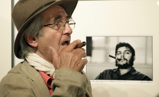 René Burri, devant son célèbre cliché de Che Guevara, en 2008, à Vienne.