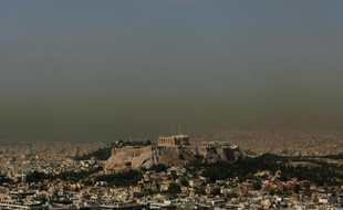 Une nappe d'air pollué surplombe Athènes le 19 juin 2008, par 39 degrés