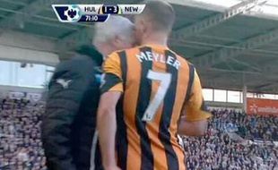L'entraîneur de Newcastle Alan Pardew met un coup de tête au joueur de Hull City David Meyler le 1er mars 2014.