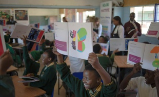 Des élèves lors d'un atelier consacré à Matisse le 20 juin 2016 dans une école défavorisée du township de Soweto