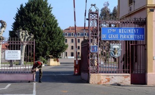 Après le recueillement à la mémoire des enfants et du rabbin juifs assassinés à Toulouse, un nouvel hommage est rendu mercredi à Montauban à trois autres victimes du tueur à scooter, des parachutistes qu'il a exécutés avec le même sang froid.
