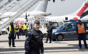 Un gendarme sécurise le tarmac d'un aéroport.