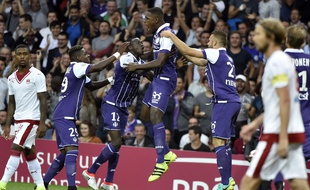 Le défenseur du TFC Issa Diop fête son but contre Bordeaux avec ses coéquipiers, le 20 août 2016 au Stadium de Toulouse, en Ligue 1.
