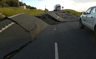 Une route endommagée par le fort séisme en Nouvelle-Zélande, le 14 novembre 2016.