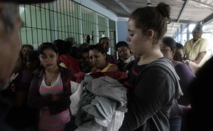 Des victimes de l'ouragan Otto se sont réfugiées dans un abri, à Chiles de San Carlos, au Costa Rica, à la frontière avec le Nicaragua, le 24 novembre 2016.