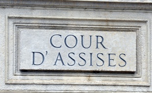 L'entrée d'un cour d'assises. Illustration.