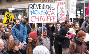 Des manifestants à La marche pour le climat le 8 décembre à Lyon.