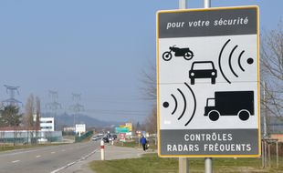 Un panneau indiquant un radar (illustration)