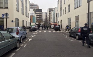Des policiers et des pompiers devant les locaux de Charlie Hebdo le 7 janvier 2015.