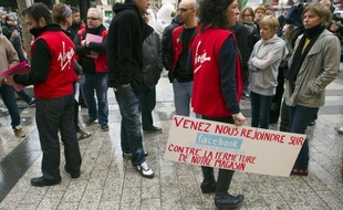 Les salariés de Virgin Megastore se sont rassemblés mercredi devant le magasin des Champs-Elysées à Paris, pour défendre leurs emplois, alors que le distributeur de produits culturels devait officiellement déposer le bilan le jour même.