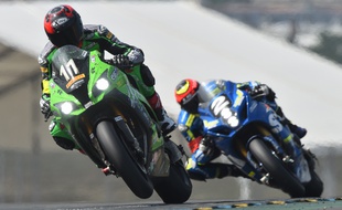 Le pilote espagnol David Checa (Kawazaki) devant le Français Gregg Black (Suzuki) lors des 24 Heures du Mans.