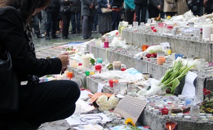 Un hommage aux victimes des attentats à Paris a été rendu samedi place de la Mairie à Rennes.