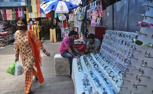 Une femme portant un masque à Jammu en Inde, le 6 août 2020.