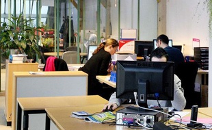 Illustration: des employés dans une entreprise en open space