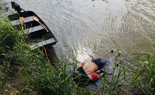 View of the bodies of Salvadoran migrant Oscar Martinez Ramirez and his daughter, who drowned while trying to cross the Rio Grande -on their way to the US- in Matamoros, state of Coahuila on June 24, 2019.