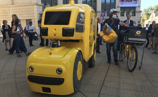 Le robot adopté par la Poste a roulé pour la première fois à Antigone ce vendredi