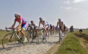 Le peloton du paris-Roubaix passe sur le secteur pavé d'Orchies en 2013.