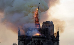 La flèche de Notre-Dame lors de l'incendie en avril 2019.
