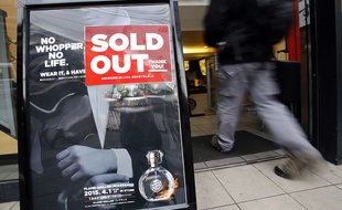Un établissement de la chaîne Burger King Japon a épuisé ses stocks de parfum au hamburger, à Tokyo, le 1er avril 2015.
