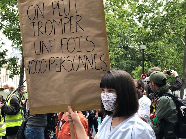 Des pancartes humoristiques mais beaucoup de désillusion un mois après le lancement de ces négociations sur notre système de santé. 