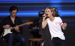 Vanessa Paradis et Benjamin Biolay sur la scène du festival des Vieilles Charrues à Carhaix le 17 juillet 2014